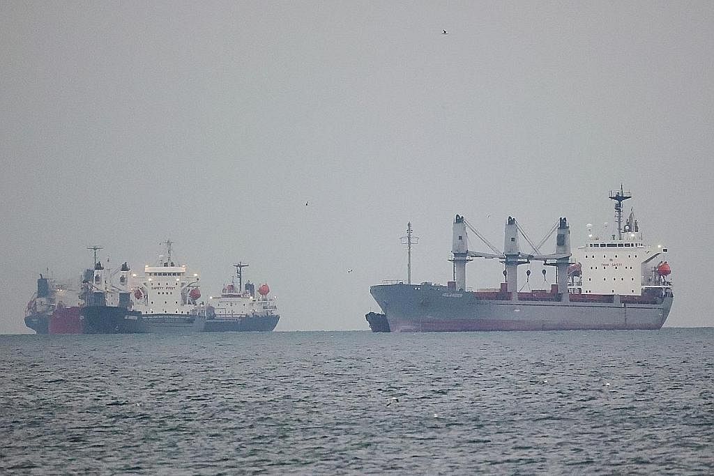 BEKALAN BIJIRIN: Beberapa kapal yang membawa bekalan bijirin di bawah Inisiatif Bijirin Laut Hitam PBB kelihatan menunggu giliran untuk diperiksa di selatan Istanbul, Turkey, pada 12 Mei 2023. - Foto REUTERS