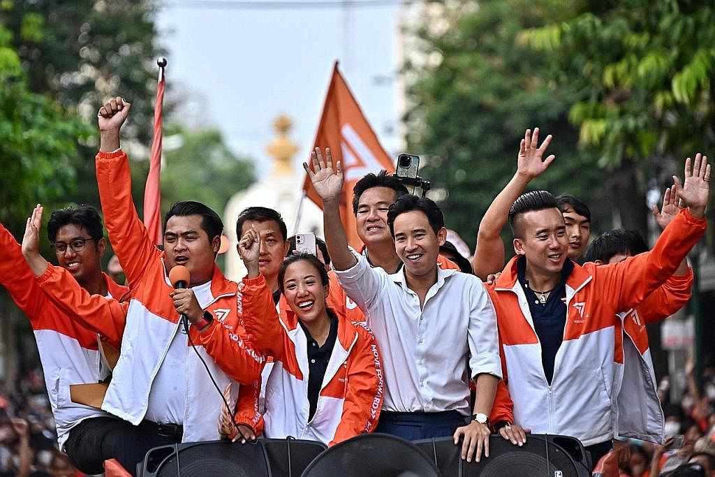 JAWATAN PM JADI REBUTAN: Encik Pita Limjaroenrat (dua dari kanan) mahu dirinya dilantik sebagai perdana menteri Thailand, menggantikan perdana menteri sementara, Encik Prayut Chan-o-cha (gambar sisipan). - Foto-foto AFP, EPA-EFE