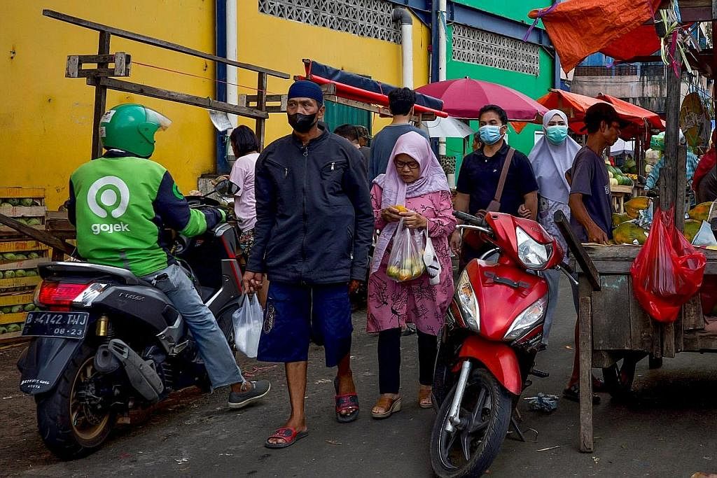 RAKYAT TUA DIANGGAR BERTAMBAH: Peratusan rakyat Indonesia berumur lebih 65 tahun dianggar meningkat kepada 14.6 peratus pada 2045, daripada 6.2 peratus pada 2020. Rakyat berusia antara 15 dengan 64 tahun akan menurun kepada 65.8 peratus daripada 69.3