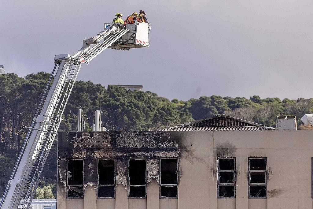 PEMBUNUHAN: Enam orang maut dalam kebakaran di asrama Loafers Lodge pada tengah malam Selasa di Wellington. Ada orang merangkak keluar melalui asap tebal untuk menyelamatkan diri, manakala yang lain diselamatkan dari bumbung oleh perkhidmatan kecemas