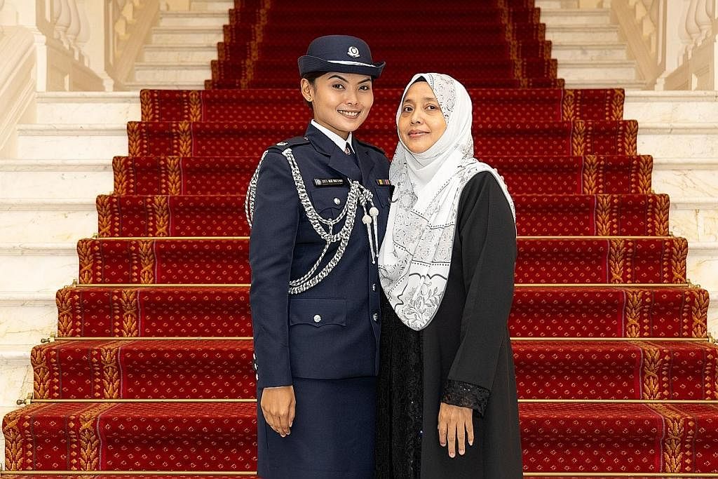 HADIAH BAGI IBU: Penolong Superintenden (ASP) Siti Nur Nazihah (kiri) bersama ibunya, Cik Siti Mashwaliah Mohamed Noor, sewaktu majlis pelantikan Adikung Kehormat di Istana pada 16 Mei. - Foto ZAOBAO