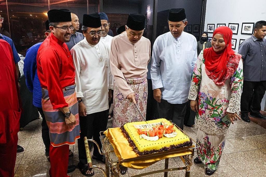 SAMBUTAN SEDERHANA: Presiden Umno, Datuk Seri Dr Ahmad Zahid Hamidi (tengah), memotong pulut kuning selepas majlis bacaan Yasin, Tahlil dan doa selamat sempena Sambutan Ulang Tahun Umno Ke-77 di Surau Ar-Rahman Menara Dato' Onn, Pusat Dagangan Dunia 