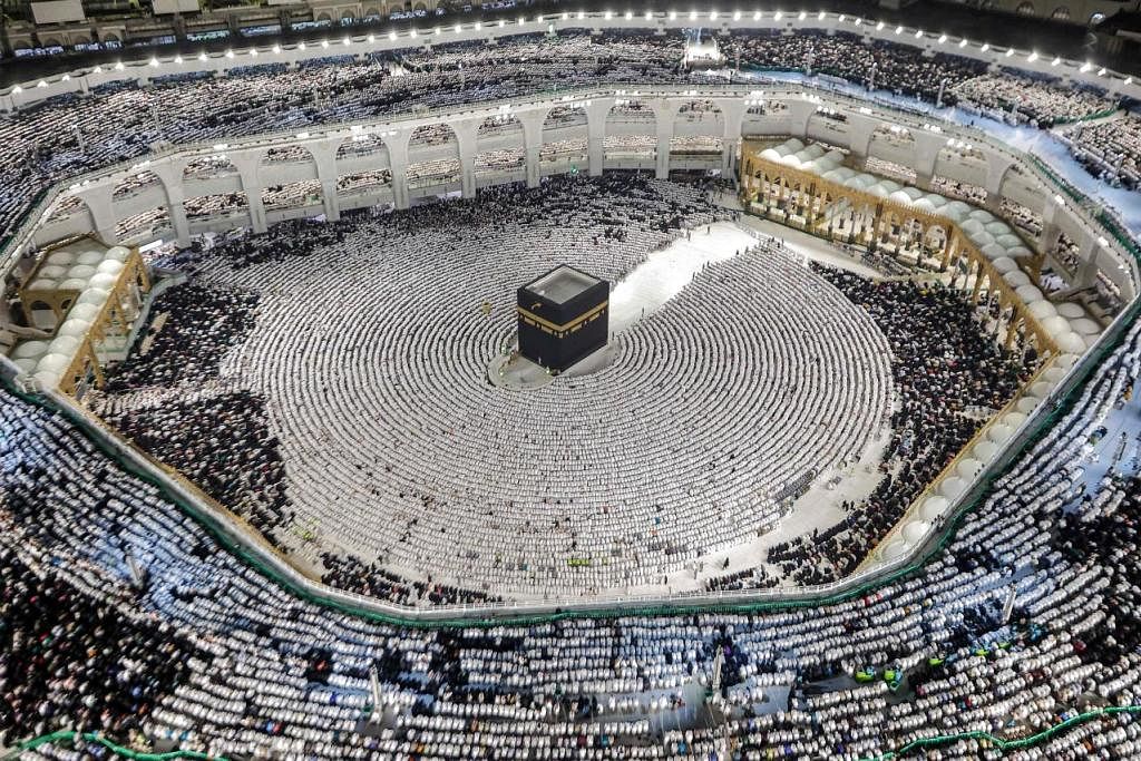 MENGALU-ALUKAN KEDATANGAN JEMAAH: Pada 2019, kira-kira 2.6 juta jemaah dapat menunaikan ibadah haji. Arab Saudi turut mengehadkan bilangan penduduknya untuk mengerjakan haji pada 2020 dan 2021 sebelum mengalu-alukan kembali seramai sejuta jemaah haji