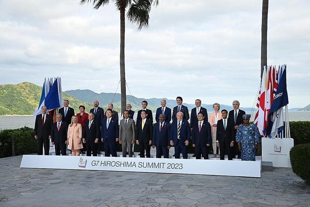 BERSATU HADAPI CABARAN: Pemimpin dan anggota delegasi G-7 bergambar bersama di bandar Hiroshima, sedang anggota kumpulan itu menegaskan bahawa negara yang cuba menggunakan perdagangan sebagai senjata akan menghadapi "kesannya". - Foto EPA-EFE