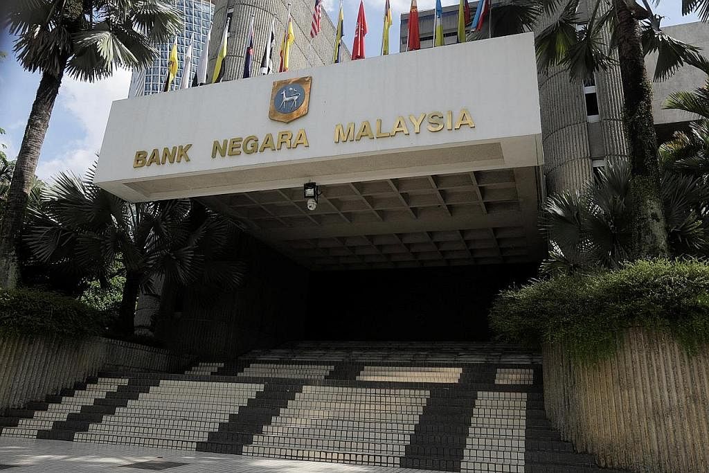 MAHU KAWAL INFLASI: Bank Negara Malaysia menaikkan Kadar Dasar Semalaman (OPR) kerana, seperti yang ditegaskan Gabenor BNM, Tan Sri Nor Shamsiah Mohd Yunus (gambar sisipan), kenaikan itu perlu demi mengekang kadar inflasi melonjak tinggi. - Foto-foto