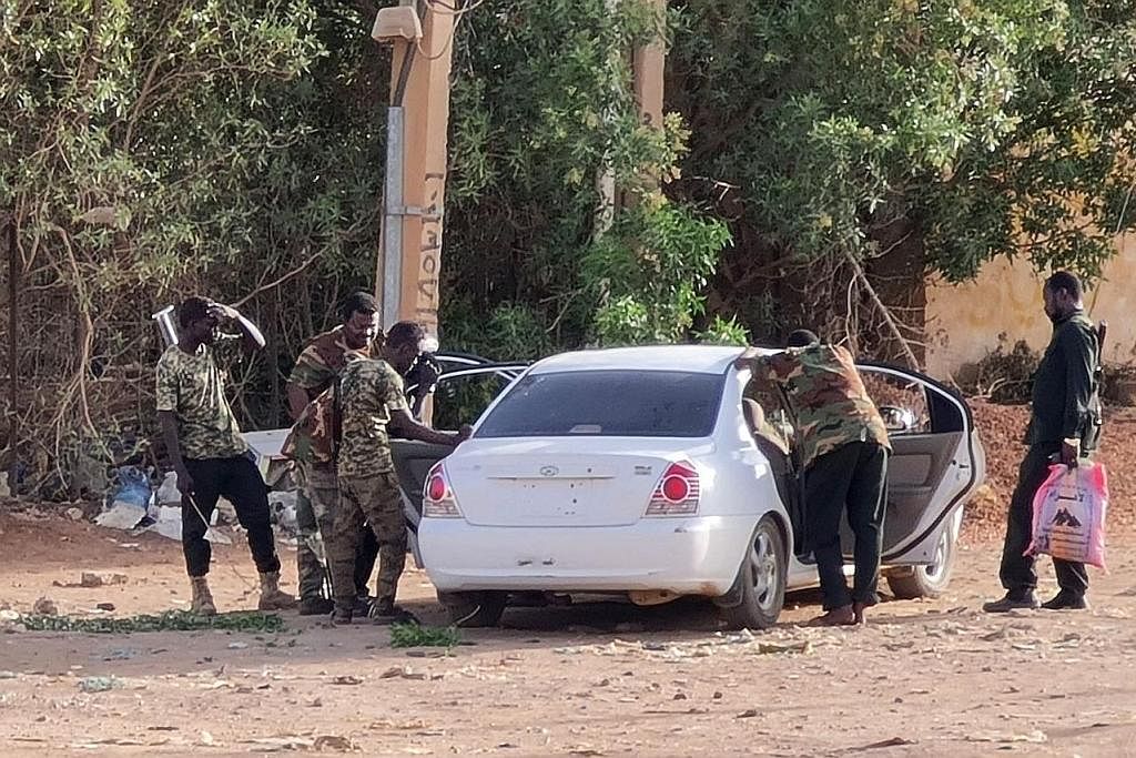 MENANTI KEDAMAIAN: Anggota pasukan keselamatan Sudan yang bergabung dengan tentera menggeledah sebuah kereta tanpa plat nombor di Khartoum pada Sabtu, di tengah keganasan antara dua pihak. - Foto AFP