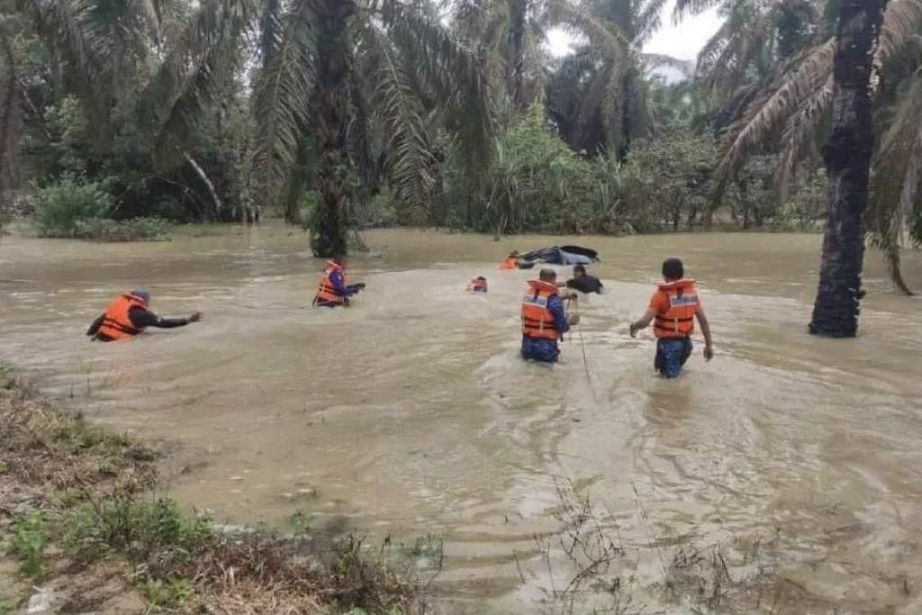 Kakitangan Bantu Mangsa Banjir Nyaris Lemas, Kenderaan Dihanyut Arus ...